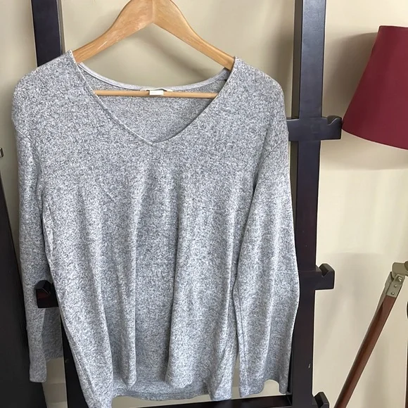 H&M grey soft knit oversized, V neck top.Size S but can fit XL - Picture 5 of 7